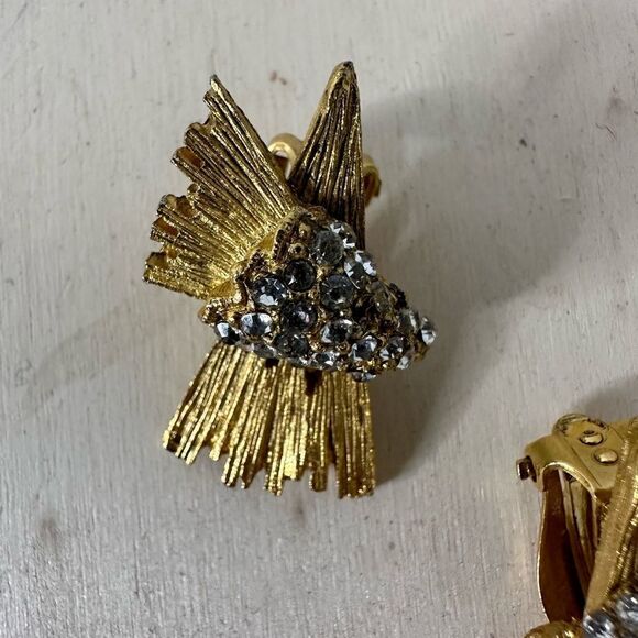 Vintage Hattie Carnegie Rhinestone Burst Gold Tone Clip On Earring - Picture 3 of 7
